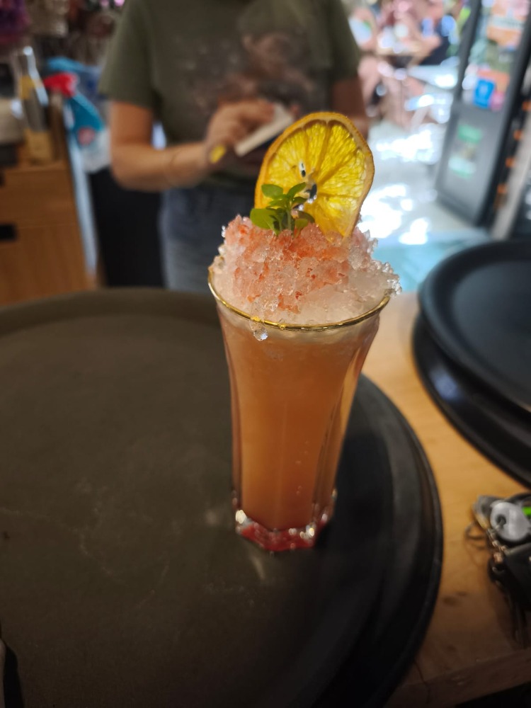 Cocktail granité maison, orange séchée et menthe fraîche