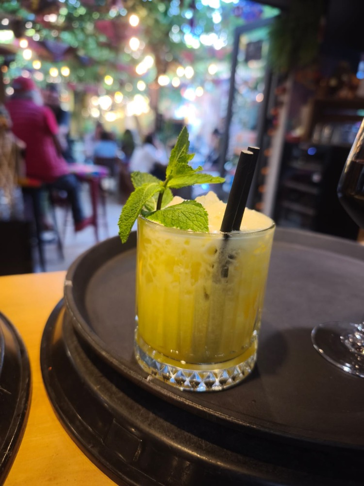Cocktail signature à la menthe fraîche servi en terrasse