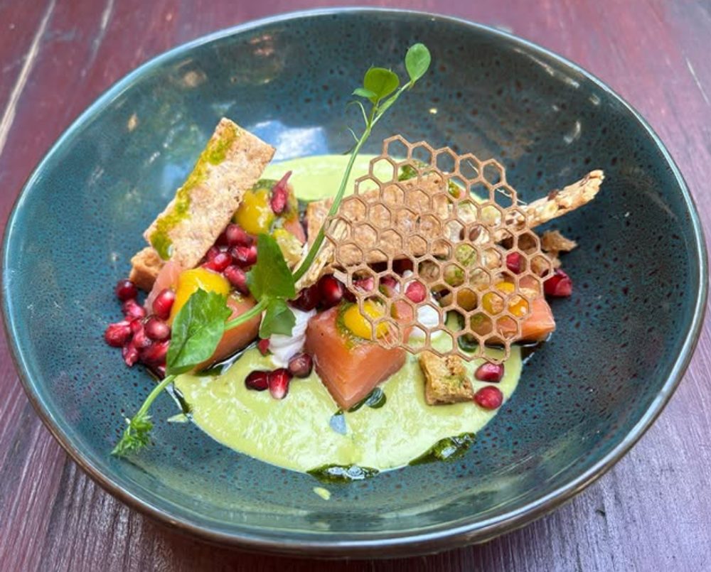 Gravlax de saumon, grenade, sauce avocat