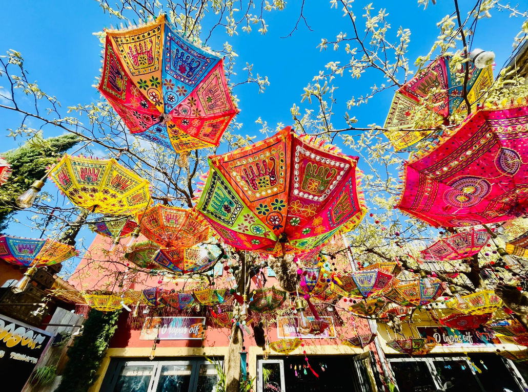 Ombrelles colorées sous le ciel bleu