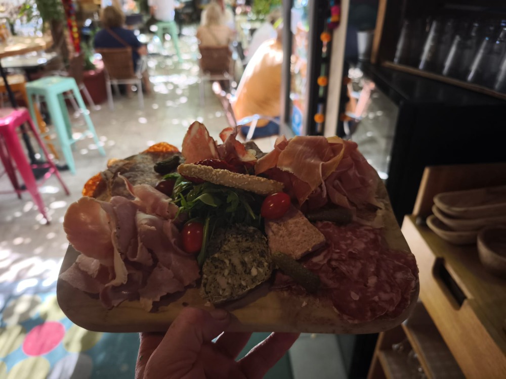 Planche de charcuterie ardéchoise : jambon, saucisson, pâté et terrine maison