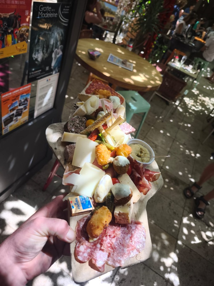 Planchette mixte charcuterie et fromages, croquettes et condiments
