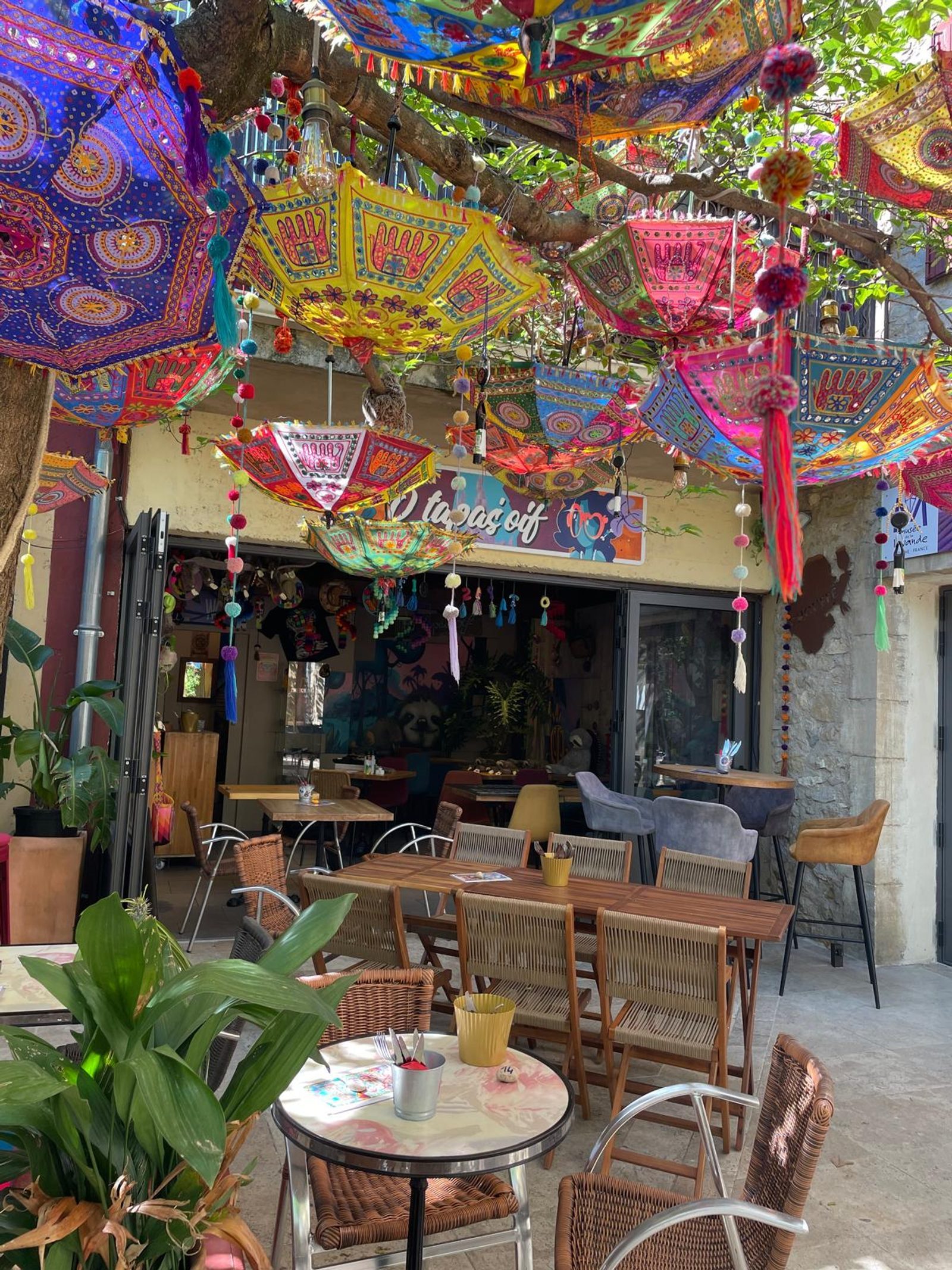 La terrasse aux ombrelles colorées de O tapas'oif