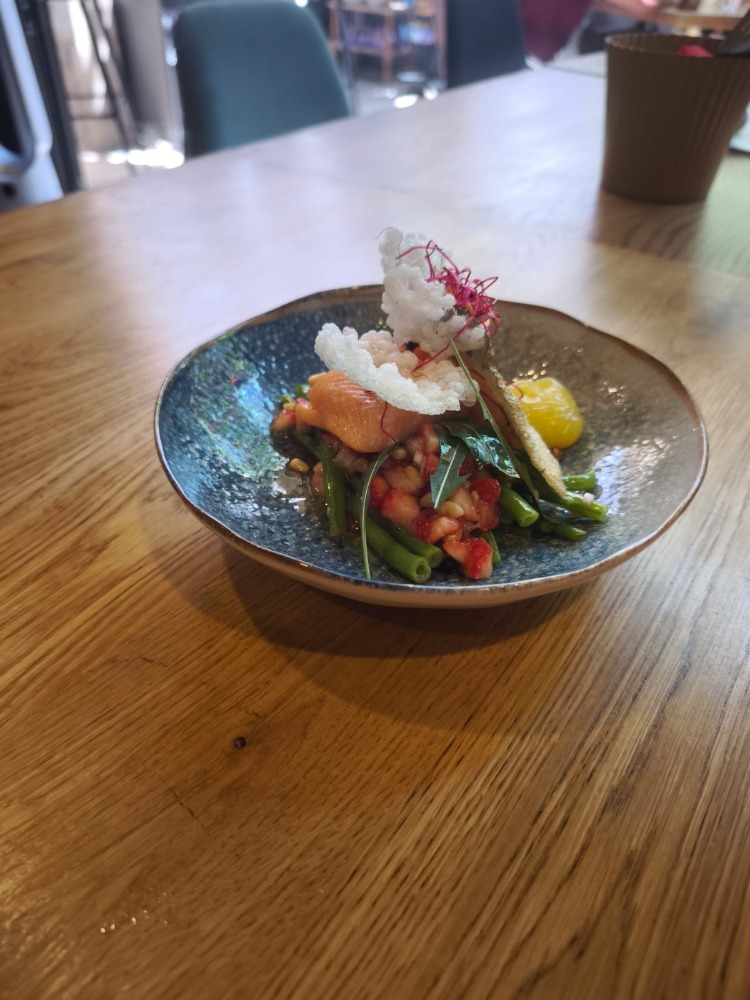 Truite confite, asperges vertes et tuile croustillante